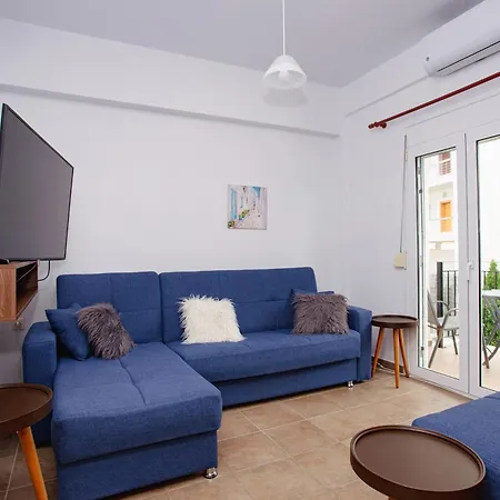 Lucy * Kamena Vourla