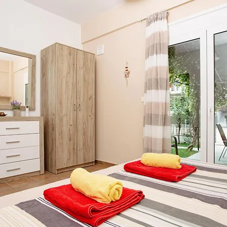 Lucy * Kamena Vourla